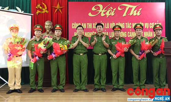 Đồng chí Đại tá Nguyễn Mạnh Hùng, Phó Giám đốc Công an tỉnh tặng hoa cho 6 đội thi