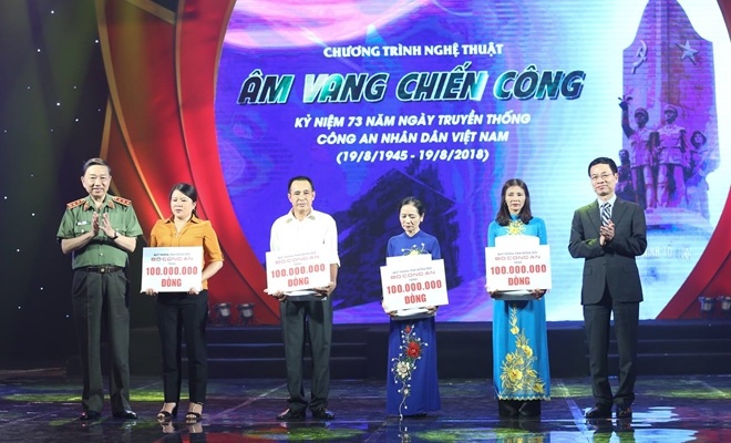 Bộ trưởng Tô Lâm trực tiếp trao quà tặng đại diện gia đình 4 liệt sĩ.