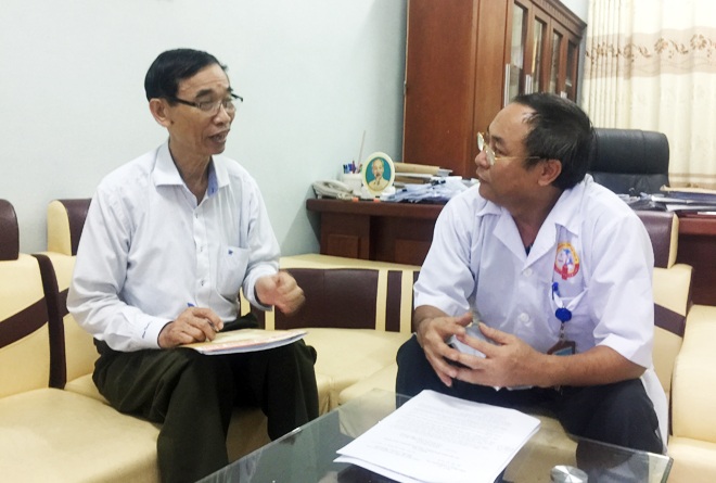 Nhà báo Minh Khoa trao đổi với Phó Giám đốc Viện Pháp y tâm thần Trung ương Dương Văn Lương.