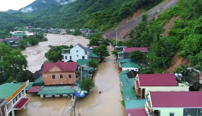 Mưa lũ làm tuyến quốc lộ 7 bị ngập sâu, nhiều nhà dân ở huyện Kỳ Sơn bị ngập lụt, phải di dời. (Ảnh: Duy Khánh).