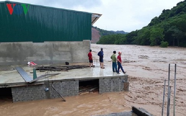 Nước lũ cuộn xiết chảy sát nhà dân tại huyện Kỳ Sơn, Nghệ An vô cùng nguy hiểm. Ảnh: VOV.VN