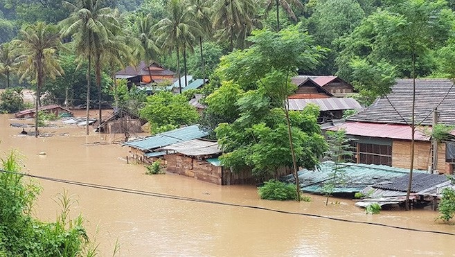 Nhiều nhà dân ở xã Mỹ Lý (Kỳ Sơn), ngập sâu trong nước lũ.