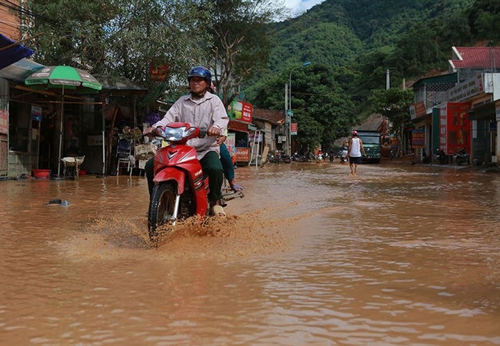 Nhiều đoạn đường trũng nằm giữa trung tâm thị trấn Mường Xén, huyện Kỳ Sơn vẫn còn nước đọng đục ngầu kèm bùn nhão sau cơn lũ lớn. Ảnh: VOV.VN