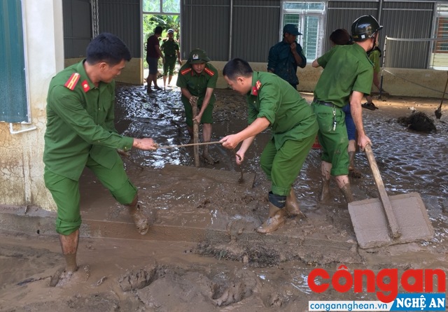 Công an huyện Kỳ Sơn giúp đỡ người dân khắc phục hậu quả mưa lũ
