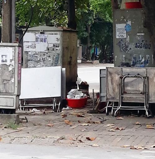  Mưu sinh cạnh trạm biến áp tại ngã ba giao nhau giữa đường Trường Chinh và Nguyễn Thái Học, TP Vinh