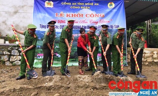 Khởi công công trình “Mái ấm công đoàn”, xây dựng nhà ở cho đoàn viên Cụt Văn Thoong, cán bộ Công an huyện Kỳ Sơn