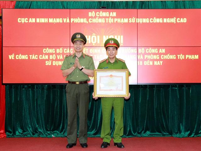 Thiếu tướng Nguyễn Minh Chính trao Bằng khen của Thủ tướng Chính phủ tặng 01 tập thể đã có thành tích xuất sắc.