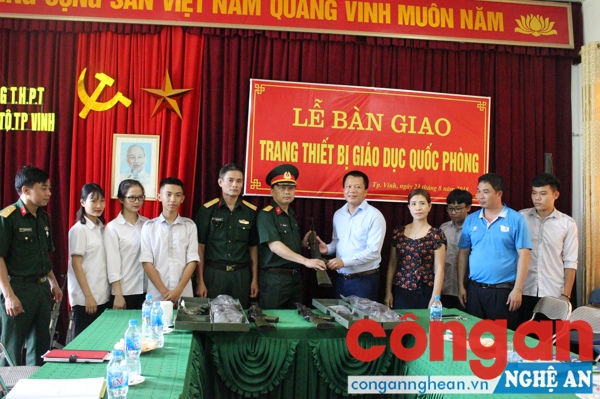 Đại diện lãnh đạo Bộ CHQS tỉnh bàn giao súng AK cấp 5 đã được vô hiệu hóa cho lãnh đạo Trường THPT Nguyễn Trường Tộ, TP Vinh