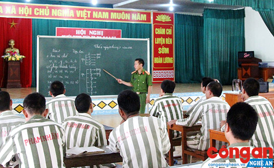 Lớp học xóa mù chữ cho phạm nhân ở Trại giam số 3