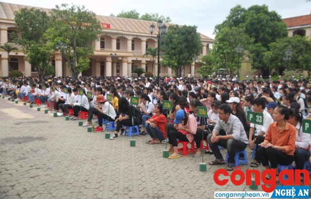Các đại biểu và học sinh Trường THPT Nguyễn Xuân Ôn tại buổi tuyên truyền 