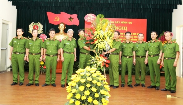 Thứ trưởng Lê Quý Vương tặng hoa lãnh đạo Cục CSHS tại Hội nghị.