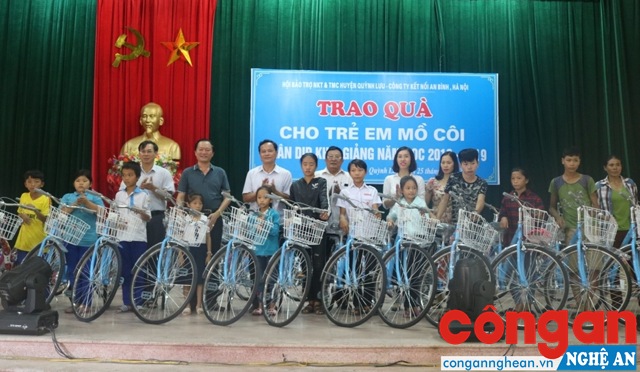 Trao tặng xe đạp cho các học sinh mồ côi có hoàn cảnh đặc biệt khó khăn