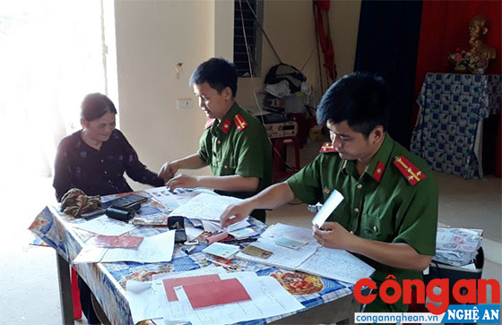 Bám sát nội dung “tận tụy hơn”, Công an huyện Hưng Nguyên tăng cường xuống cơ sở làm thủ tục cấp phát CMND miễn phí cho người dân