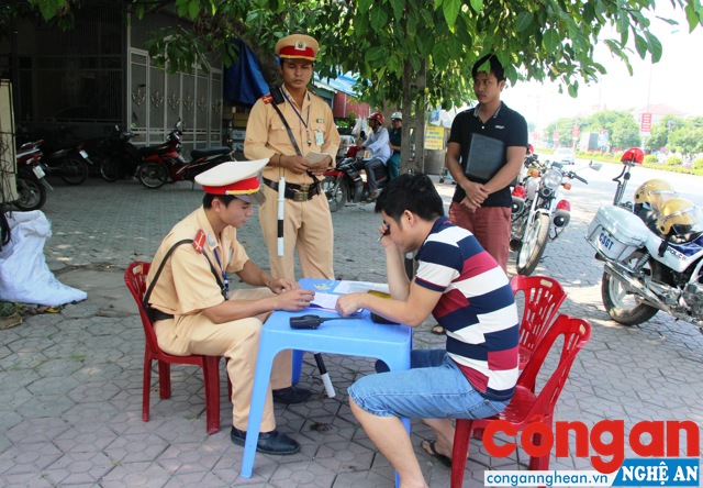 Lực lượng Cảnh sát giao thông Công an huyện Diễn Châu tăng cường xử lý vi phạm TTATGT