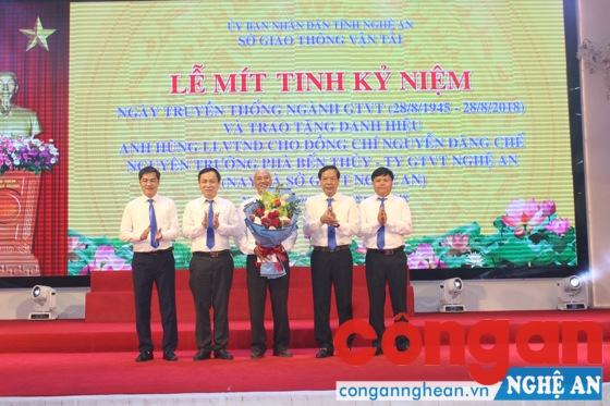 Lãnh đạo Sở GTVT tặng hoa chúc mừng đồng chí Nguyễn Đăng Chế