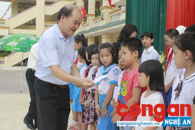 TS. Trần Xuân Bí, Chủ tịch Hội Khuyến học tỉnh trao tặng quỹ học bổng cho các em nghèo học sinh nghèo vượt khó