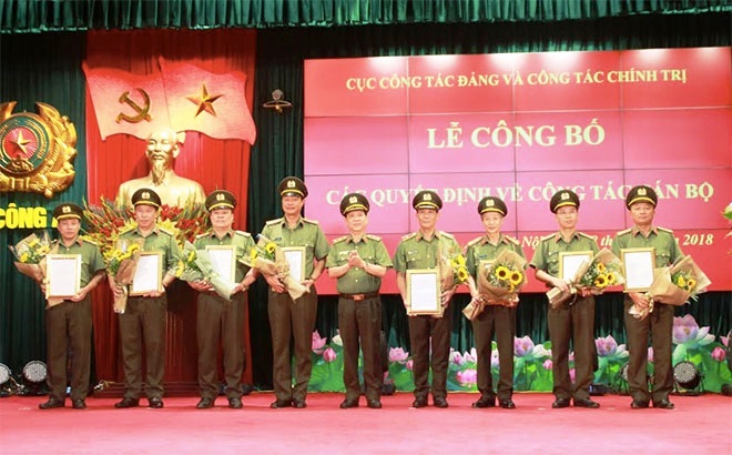 Thứ trưởng Nguyễn Văn Sơn trao quyết định cho các đồng chí giữ chức Phó cục trưởng Cục Công tác Đảng và Công tác Chính trị.