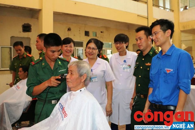 Những bệnh nhân được cắt tóc vào buổi khai trương