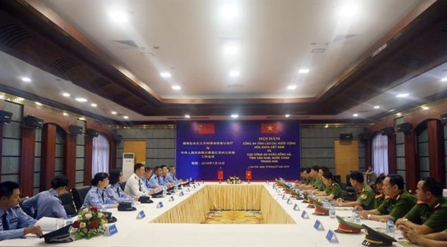 Công an tỉnh Lào Cai tổ chức hội đàm với Cục Công an châu Hồng Hà, tỉnh Vân Nam, Trung Quốc
