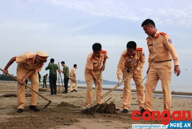 Hưởng ứng chương trình “Hãy làm sạch biển”, hơn 200 đoàn viên, thanh niên Công an tỉnh đã tham gia nhặt rác, dọn sạch hơn 2 km dọc bãi biển Cửa Hội vào ngày 11/8 vừa qua