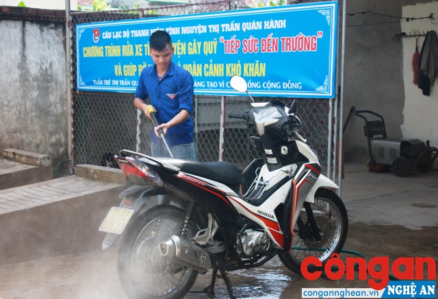 Chương trình rửa xe thiện nguyện của các thành viên CLB thanh niên tình nguyện thị trấn Quán Hành, huyện Nghi Lộc