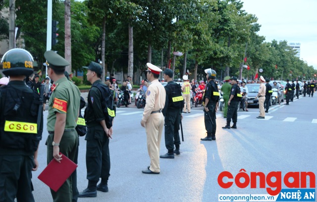 Hàng rào Cảnh sát cơ động, Cảnh sát giao thông sẵn sàng phân luồng giảm ách tắc giao thông