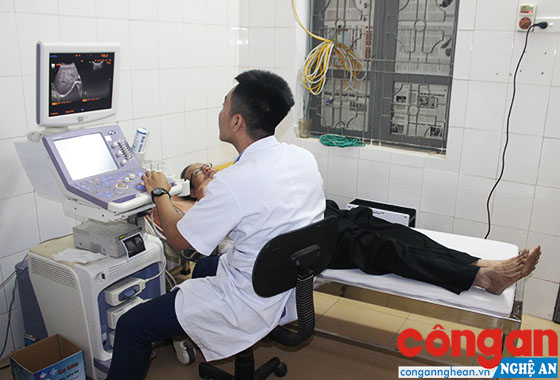 Người dân khám, chữa bệnh bảo hiểm y tế tại Bệnh viện Đa khoa huyện Hưng Nguyên