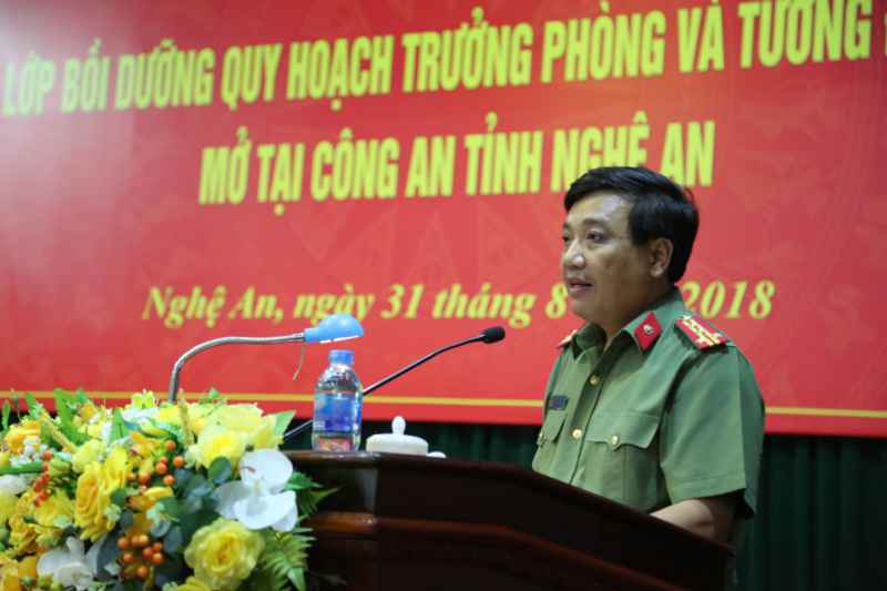 Đại tá Hồ Văn Tứ - PGĐ Công an tỉnh quán triệt một số yêu cầu, nhiệm vụ đối với các học viên sau khi hoàn thành xong lớp bồi dưỡng.