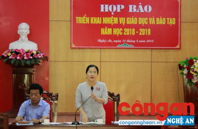 Bà Nguyễn Thị Kim Chi, Giám đốc Sở GD&ĐT trả lời các vấn đề thắc mắc của các đại diện cơ quan thông tấn báo chí 