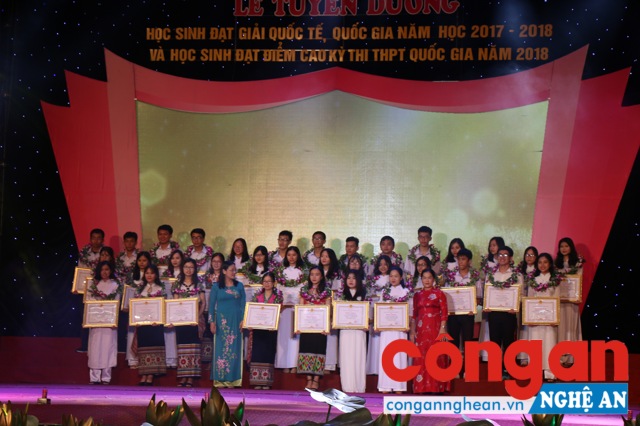 Đồng chí Cao Thị Hiền, Phó Chủ tịch HĐND tỉnh và đồng chí Nguyễn Thị Kim Chi, Giám đốc Sở GD&ĐT trao Bằng khen cho 35 em học sinh đạt điểm cao tại kỳ thi THPT Quốc gia
