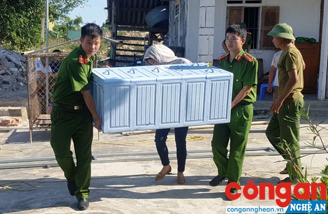 Đoàn viên, thanh niên Công an huyện Hưng Nguyên giúp người dân di dời đến nơi ở mới