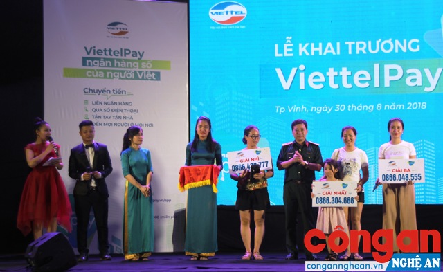 Đại diện Viettel Nghệ An trao giải thưởng cho các khách hàng may mắn tham gia chương trình