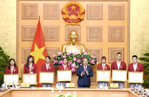 Thủ tướng tặng Huân chương Lao động hạng 3 cho các vận động viên đạt thành tích xuất sắc tại ASIAD - Ảnh: VGP/Quang Hiếu