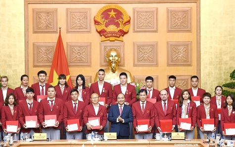 Thủ tướng tặng quà cho đại diện Đoàn huấn luyện viên và vận động viên tham dự ASIAD - Ảnh: VGP/Quang Hiếu