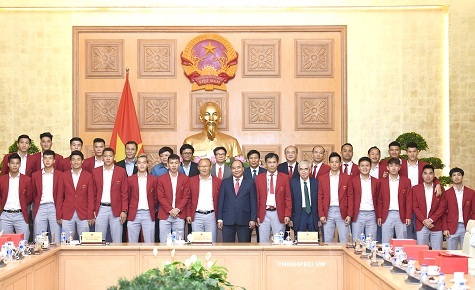 Thủ tướng cùng đội tuyển Olympic bóng đá nam tham dự ASIAD - Ảnh: VGP/Quang Hiếu