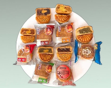 Bánh Trung thu không rõ nguồn gốc được rao bán trên mạng.
