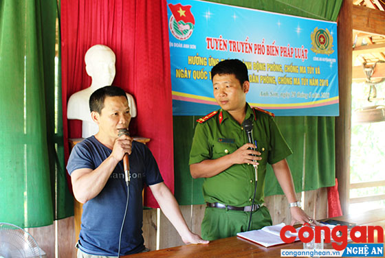 Anh Lưu Văn Toàn (bên trái) là 1 tình nguyện viên rất nhiệt tình trong các buổi tuyên truyền phòng, chống ma túy tại địa phương