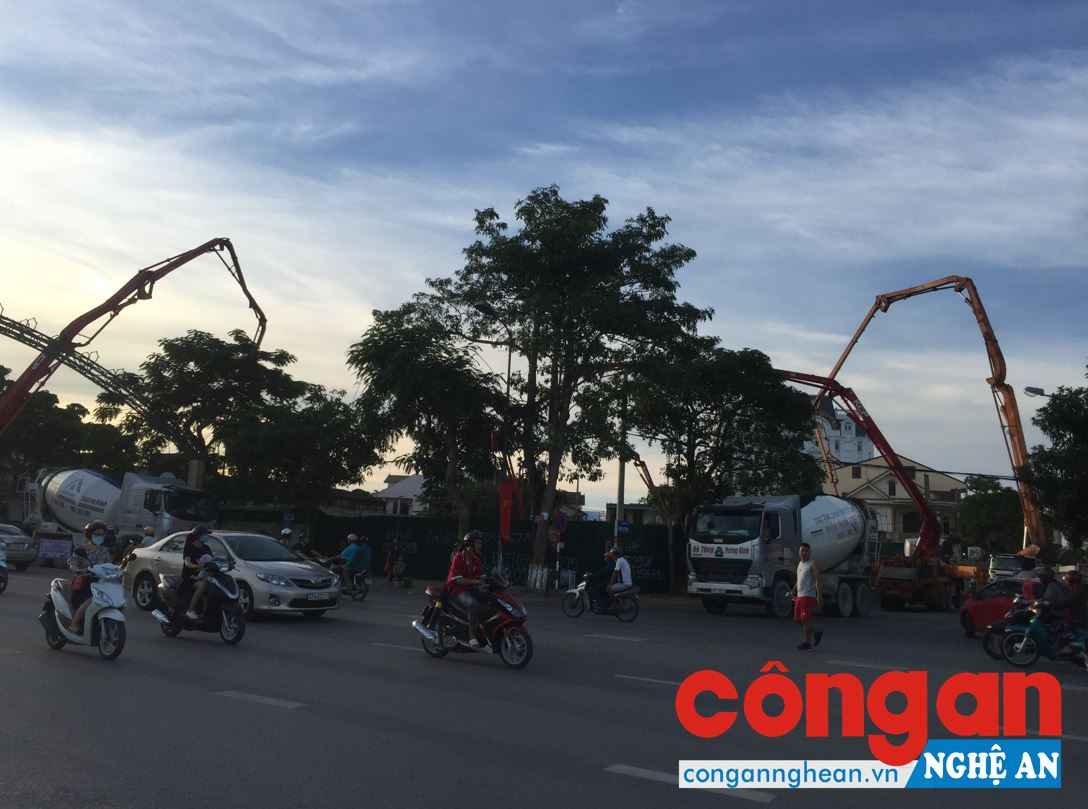 Cả 2 đường Hồ Tùng Mậu và Vương Thúc Mậu đều bị lấn chiếm vào giờ tan tầm để doanh nghiệp đổ bê tông