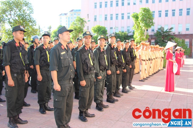 Hơn 400 CBCS của Phòng CSGT, CSCĐ, CSTT, Công an thành phố Vinh và Đội giao thông các huyện Nghi Lộc, Đô Lương tham gia.