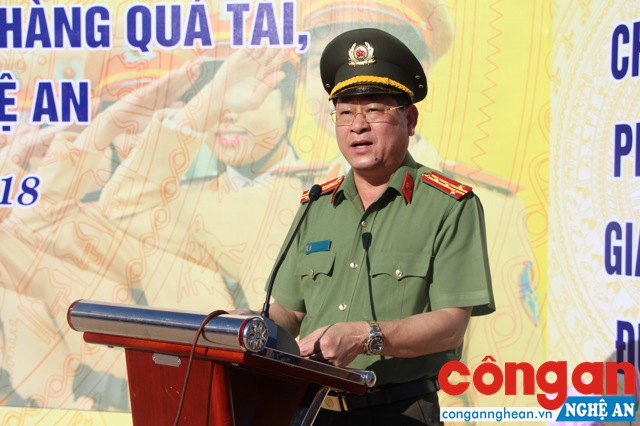 Đại tá Nguyễn Hữu Cầu Giám đốc Công an tỉnh dự chỉ đạo lễ ra quân