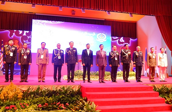 Trung tướng Trần Văn Vệ, Trưởng đoàn Việt Nam cùng các Tư lệnh Cảnh sát và Tổng thư ký ASEANAPOL.