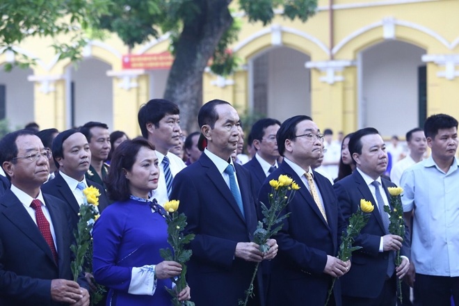 Chủ tịch nước dâng hoa tại tượng đài danh sư Chu Văn An.