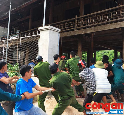 CBCS Công an huyện Kỳ Sơn giúp người dân xã Mỹ Lý, huyện Kỳ Sơn sửa lại nhà cửa