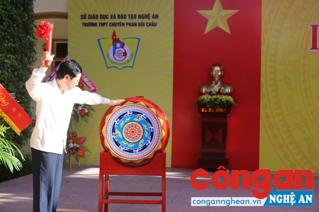 Đồng chí Nguyễn Xuân Sơn, Phó Bí thư Tỉnh ủy, Chủ tịch HĐND tỉnh đánh trống khai giảng năm học mới tại trường THPT Chuyên Phan Bội Châu (TP Vinh)