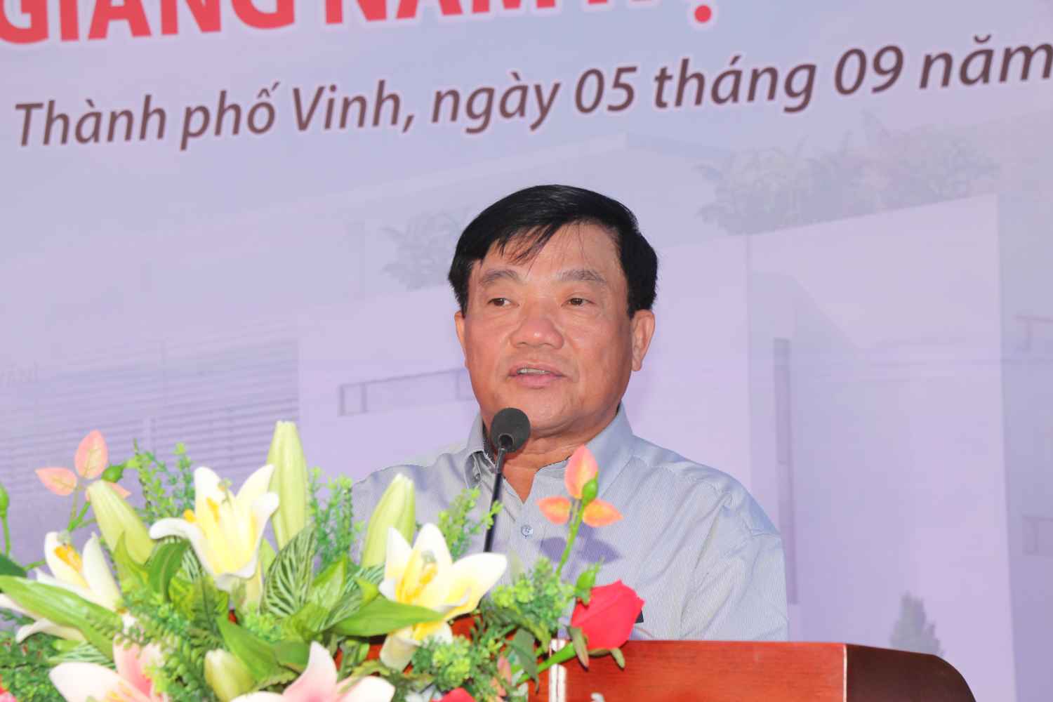 Bí thư Thành ủy Vinh - ông Võ Viết Thanh phát biểu tại lễ khai giảng
