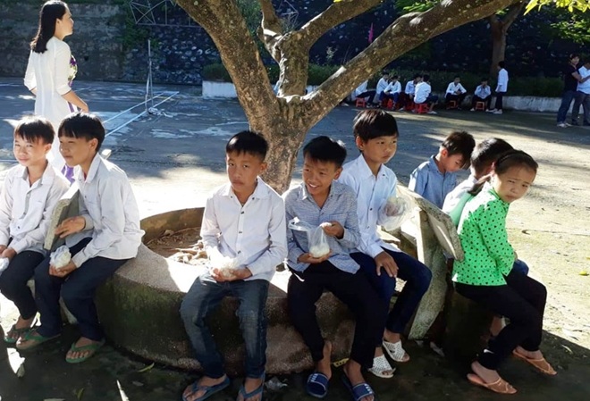 Các em học sinh ở xã Pù Nhi dự khai trường.