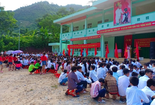 Học sinh ở xã Tam Chung, Mường Lát dự khải giảng năm học mới.