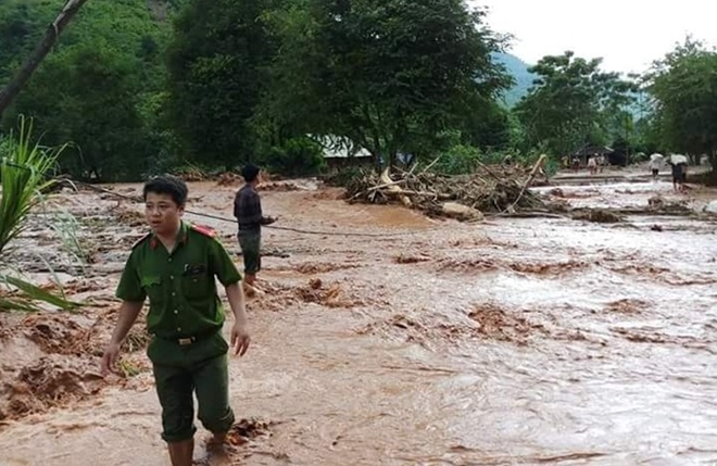 Một điểm đường ở xã Tam Chung, Mường Lát bị chia cắt do nước lũ