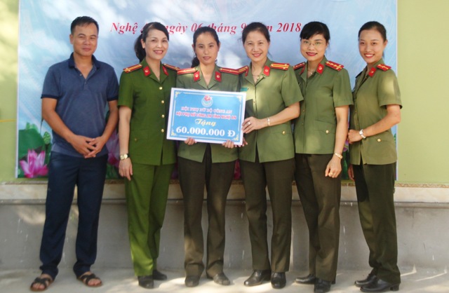 Hội phụ nữ Công an tỉnh Nghệ An ủng hộ gia đình đồng chí Thủy