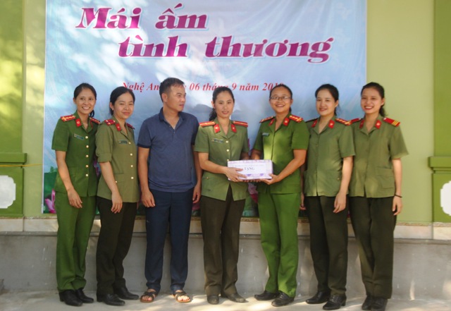 Đại diện lãnh đạo Công an huyện Đô Lương và Hội phụ nữ Công an huyện hỗ trợ kinh phí gia đình đồng chí Thủy